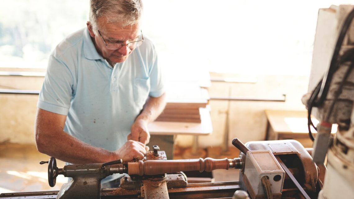 Emerytalny szok finansowy. Stopa zastąpienia drastycznie spada i zmusza miliony osób do dorabiania