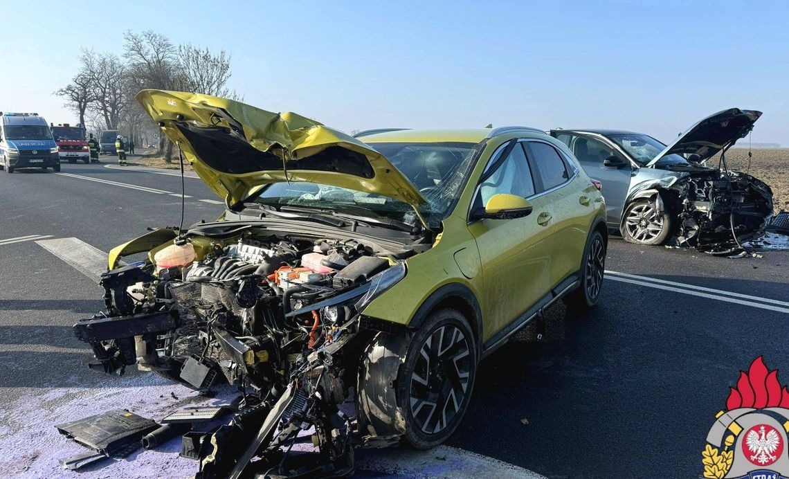 Fatalny poranek trzynastego. Potężna siła uderzenia rozerwała przody aut a ranni trafili do szpitala