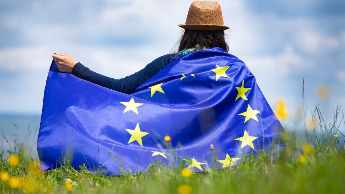 Ochrona symboli UE: Rok więzienia za spalenie flagi i wysokie grzywny dla recydywistów