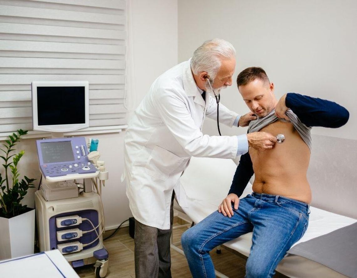 Lekarz podczas majówki. Sprawdź zasady nocnej pomocy lekarskiej i dowiedz się kiedy jechać na SOR