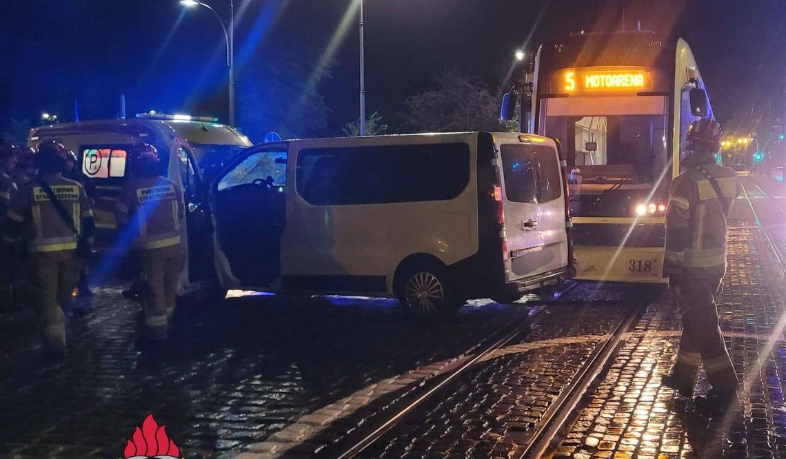 Groźne zderzenie na torowisku. Tramwaj uderzył w boczny pas białego busa Groźne zderzenie na torowisku. Tramwaj uderzył w boczny pas białego busa