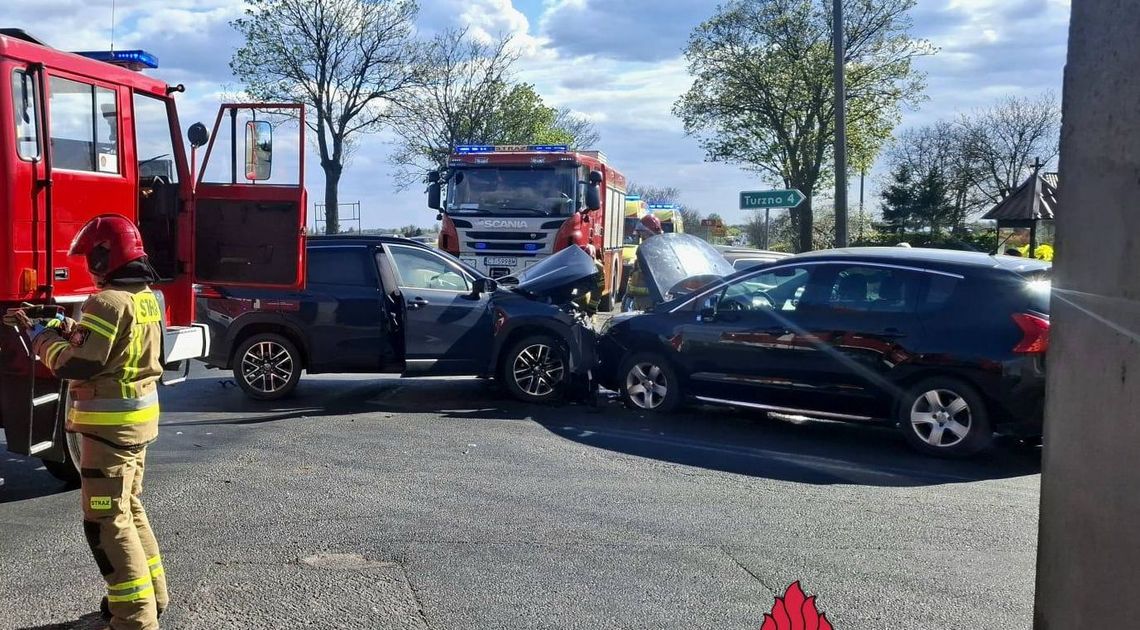 Groźne zderzenie trzech samochodów. Bilans wypadku to trzy osoby poszkodowane i zniszczone ogrodzenie