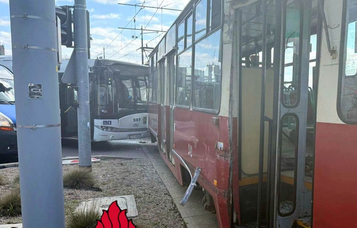 Groźny incydent komunikacyjny i wnioski. Zderzenie autobusu z tramwajem i ranny pasażer