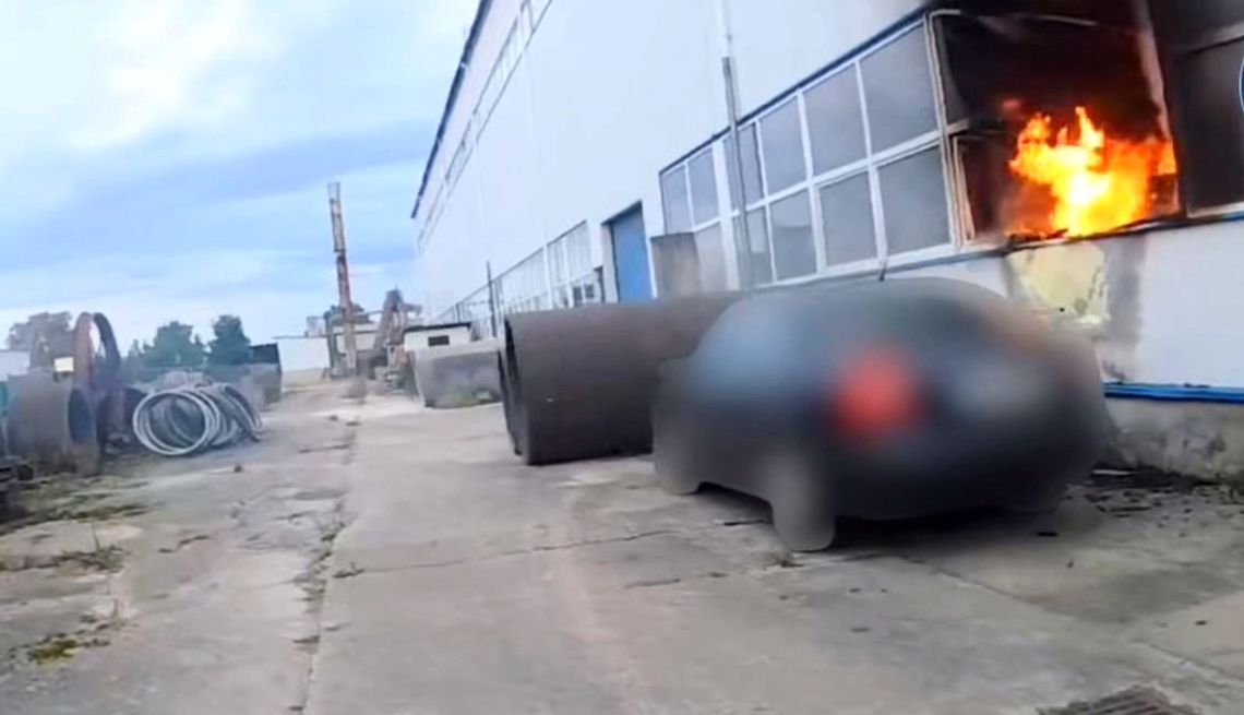 Groźny pożar hali. Zobacz jak przytomna reakcja policjantów uratowała sytuację Groźny pożar hali. Zobacz jak przytomna reakcja policjantów uratowała sytuację