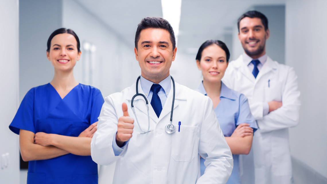 Ile mają zarabiać lekarze? Porównano pensje w innych krajach i będą rozmowy