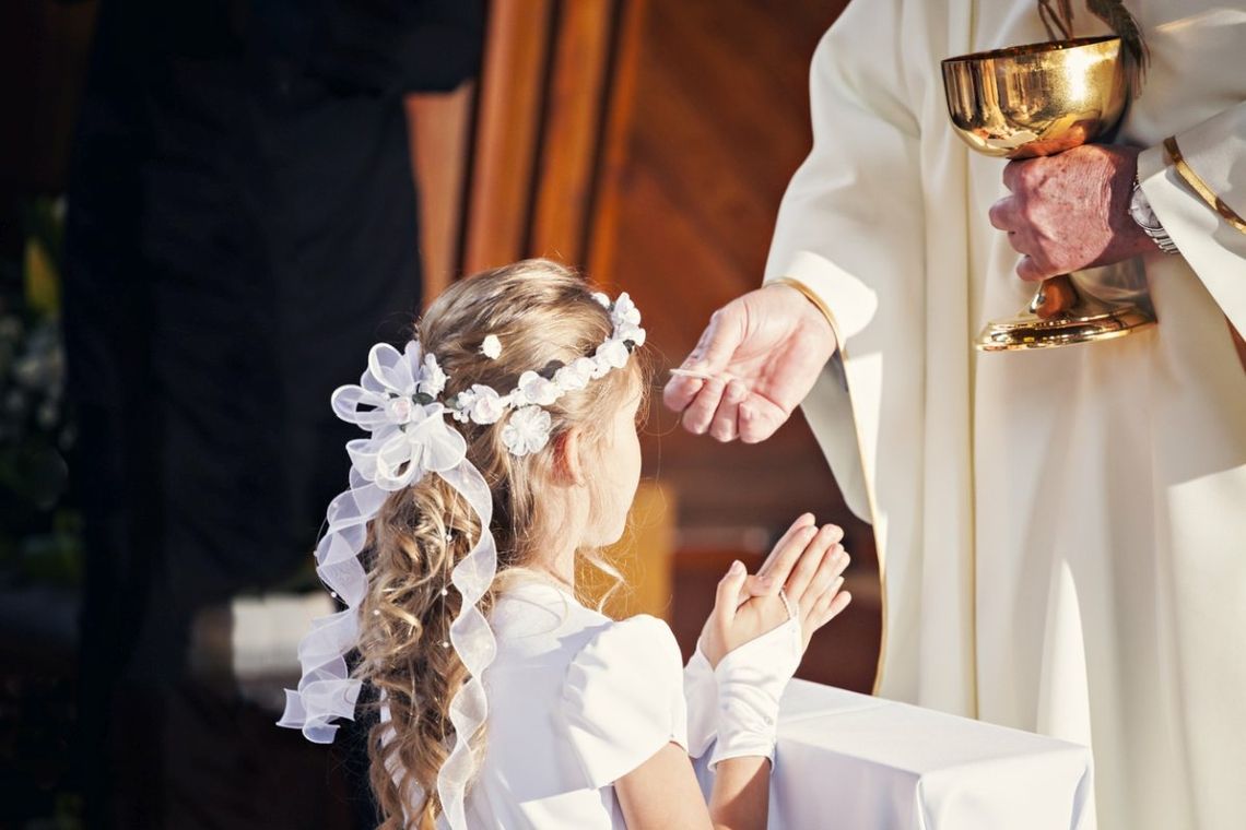 Komunia łączy się z drogimi prezentami i dużymi wydatkami