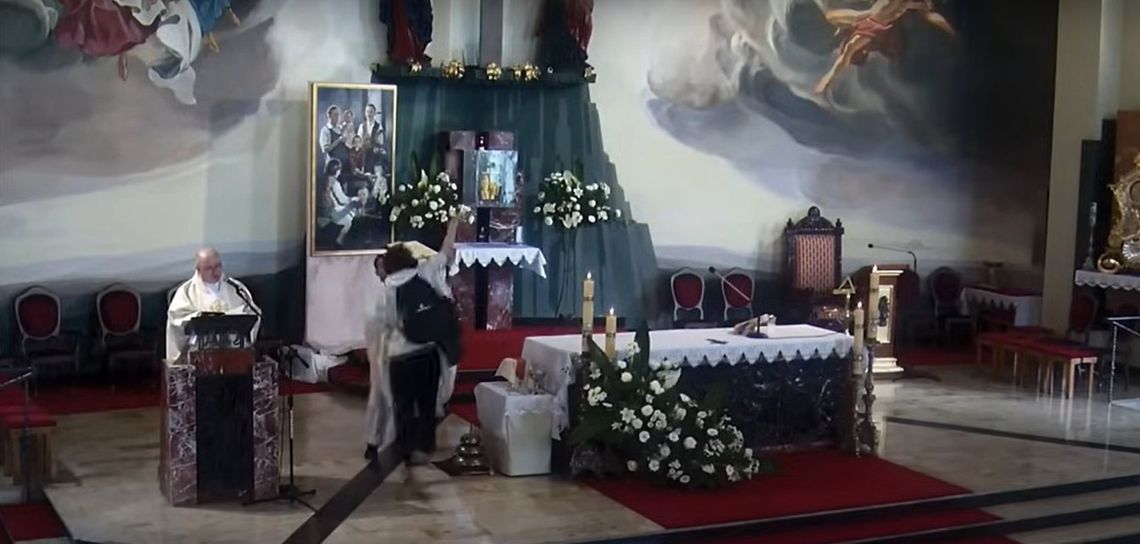 Dziwne zachowanie w kościele podczas mszy w Boże Ciało. Agresywny mężczyzna nagrany