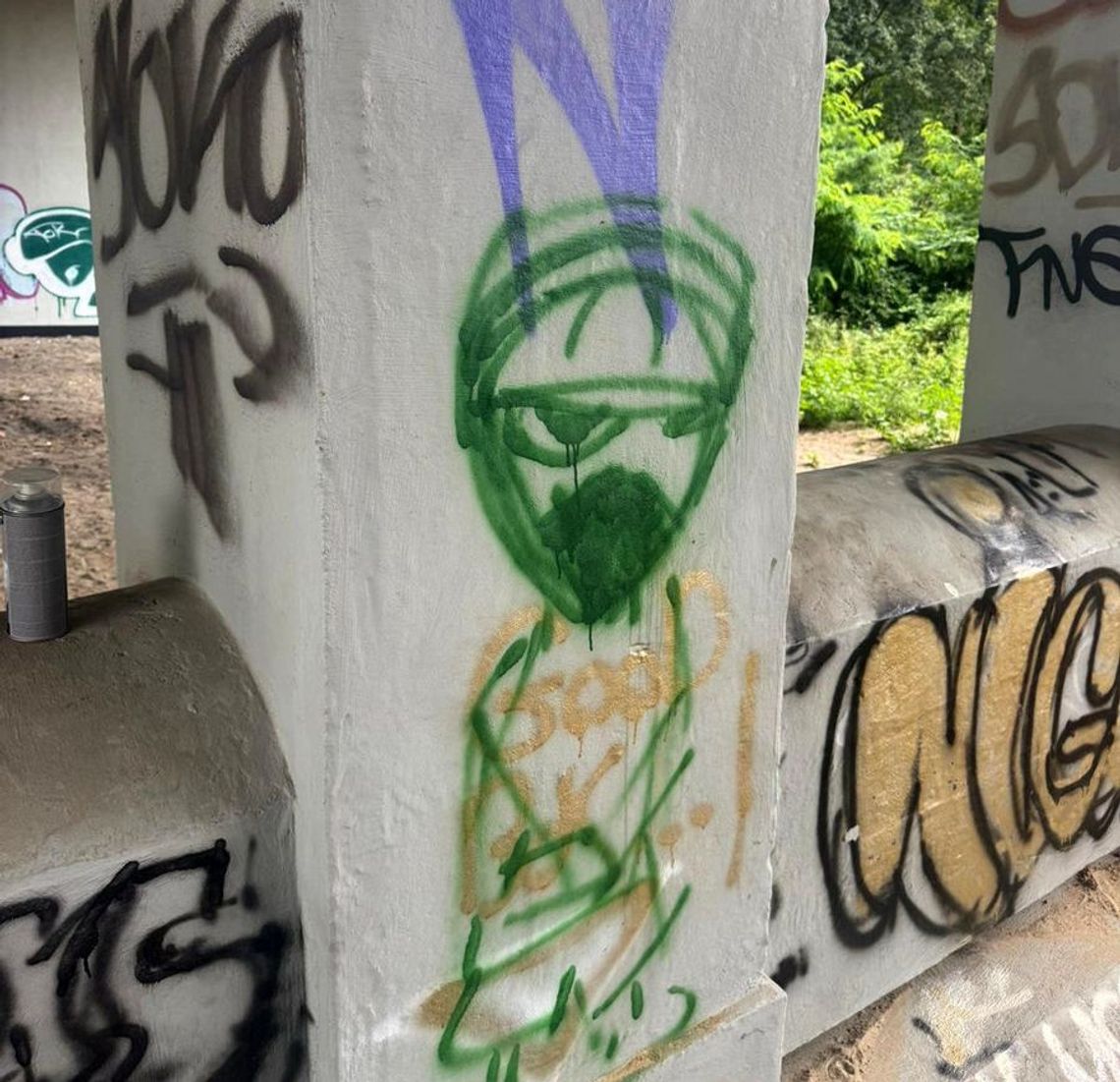 Interwencja policji w sprawie zniszczeń na budynku