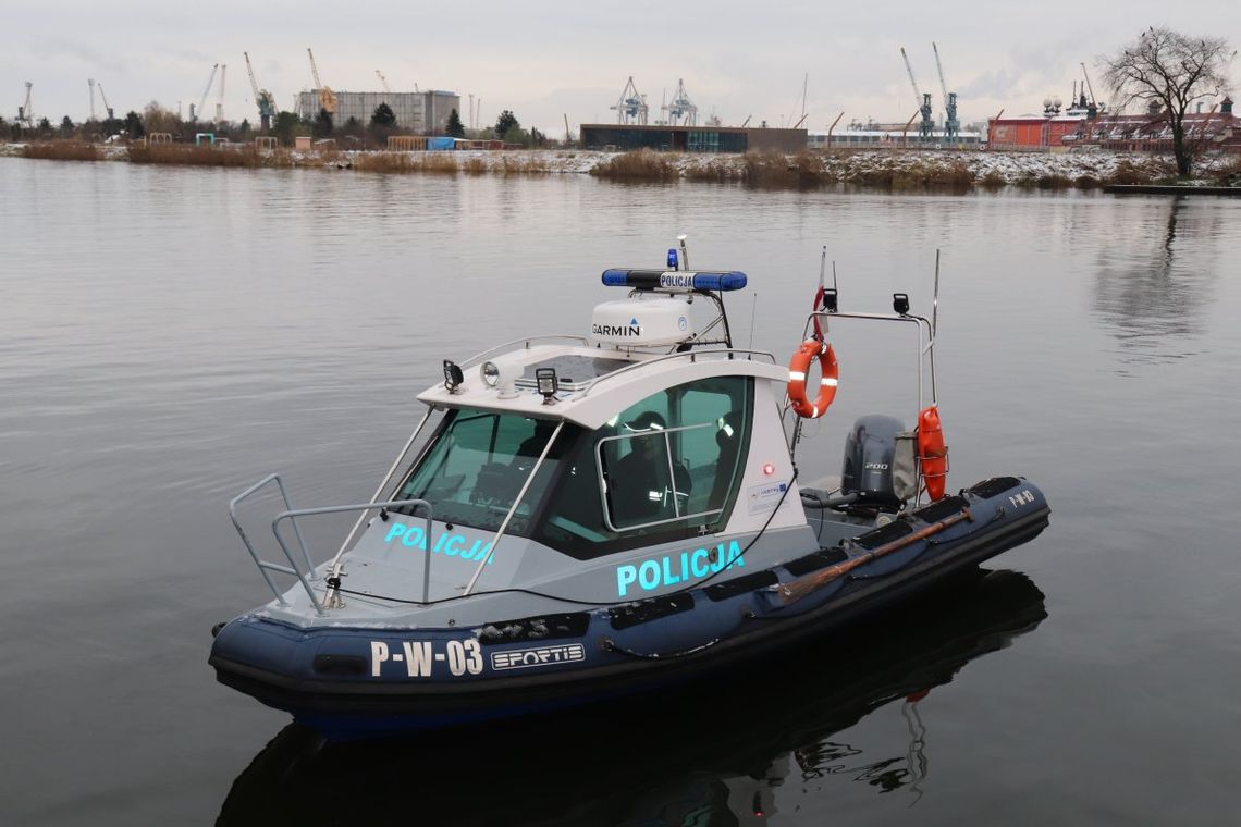 Jak prowadzą łódź służbową w trudnych warunkach i w nocy