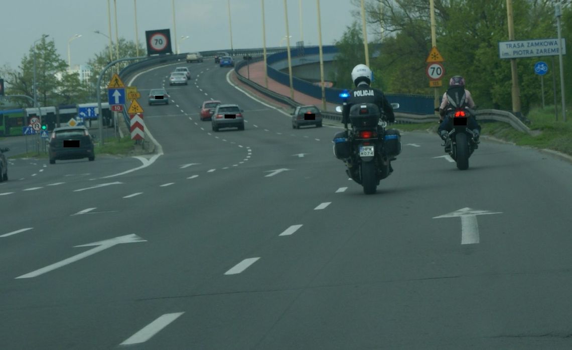 Jechał na sądowym zakazie. I do tego ta noga