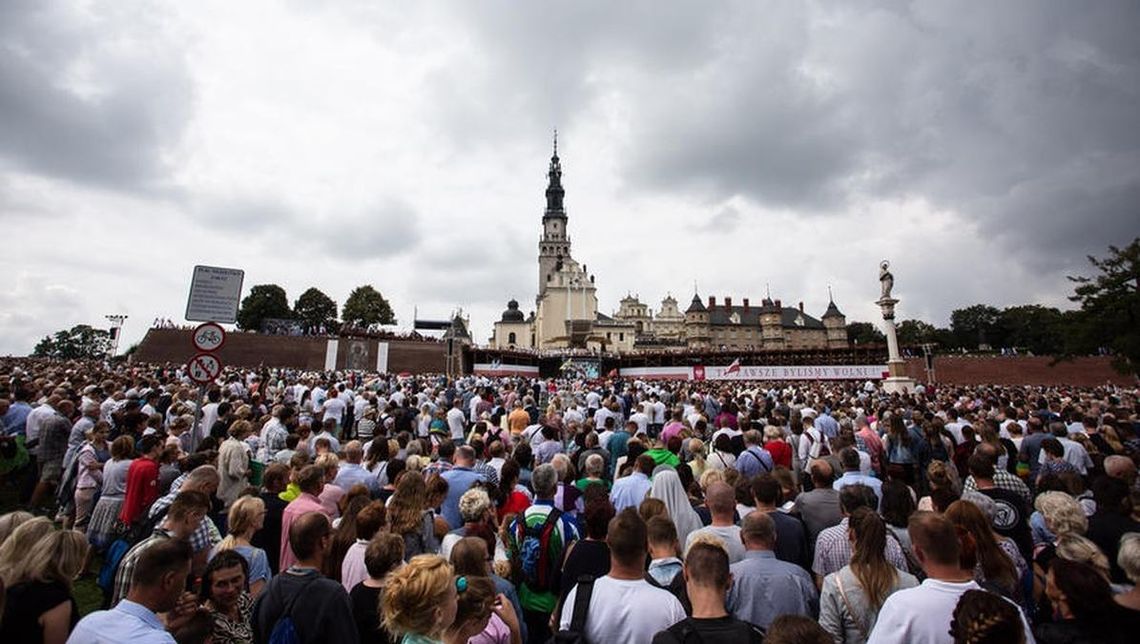 Nasi pątnicy już wyszli, a kolejni dołączają. Pielgrzymi już w drodze