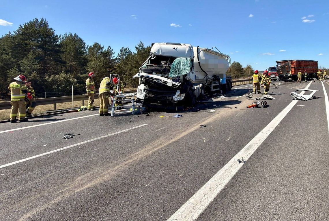 Karambol na drodze ekspresowej - zderzenie 3 ciężarówek. Ucierpiało 2 kierowców i... ptaki