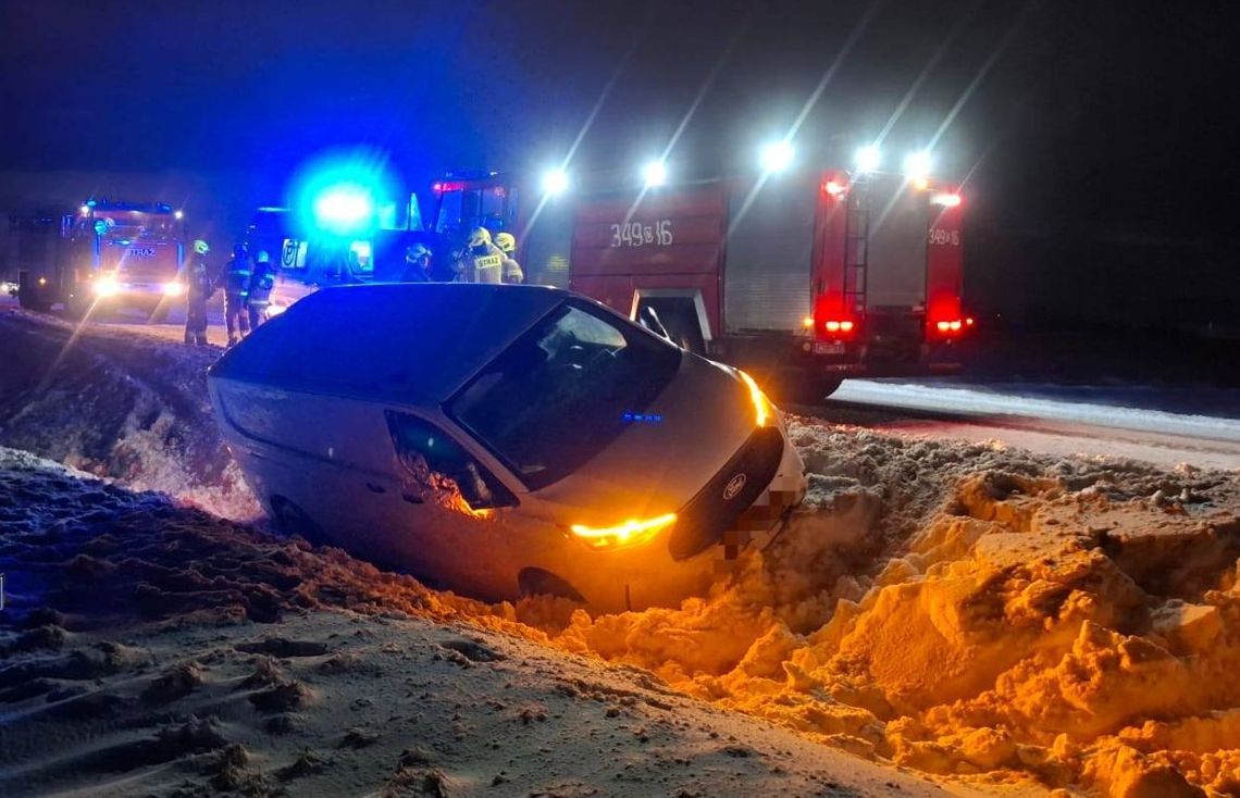 Kierowcy na nowo uczą się zimy. Chwila nieuwagi i Ford wylądował w głębokim śniegu
