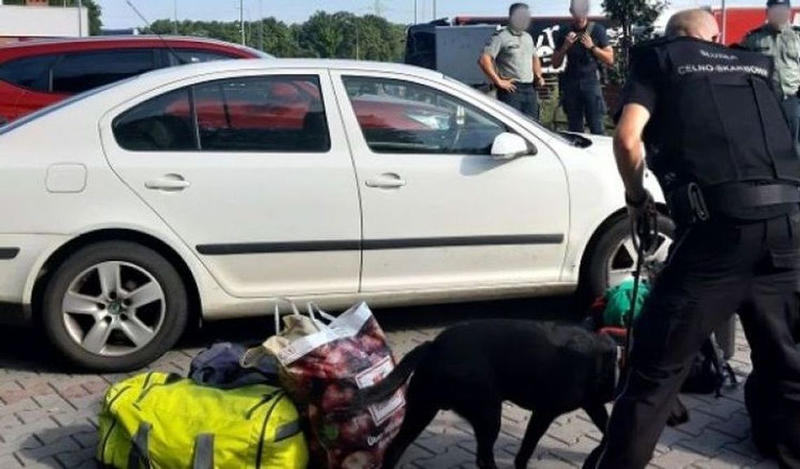 Kierujący był nerwowy i pobudzony. Tajemnice zachowania badano alkomatem i... narkotestem