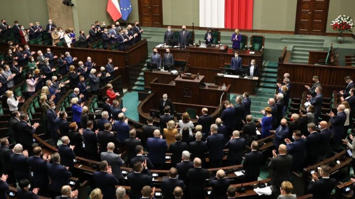 Rekordowa przewaga KO nad PiS w sondażu, jednak większość mandatów dla prawicy Rekordowa przewaga KO nad PiS w sondażu, jednak większość mandatów dla prawicy
