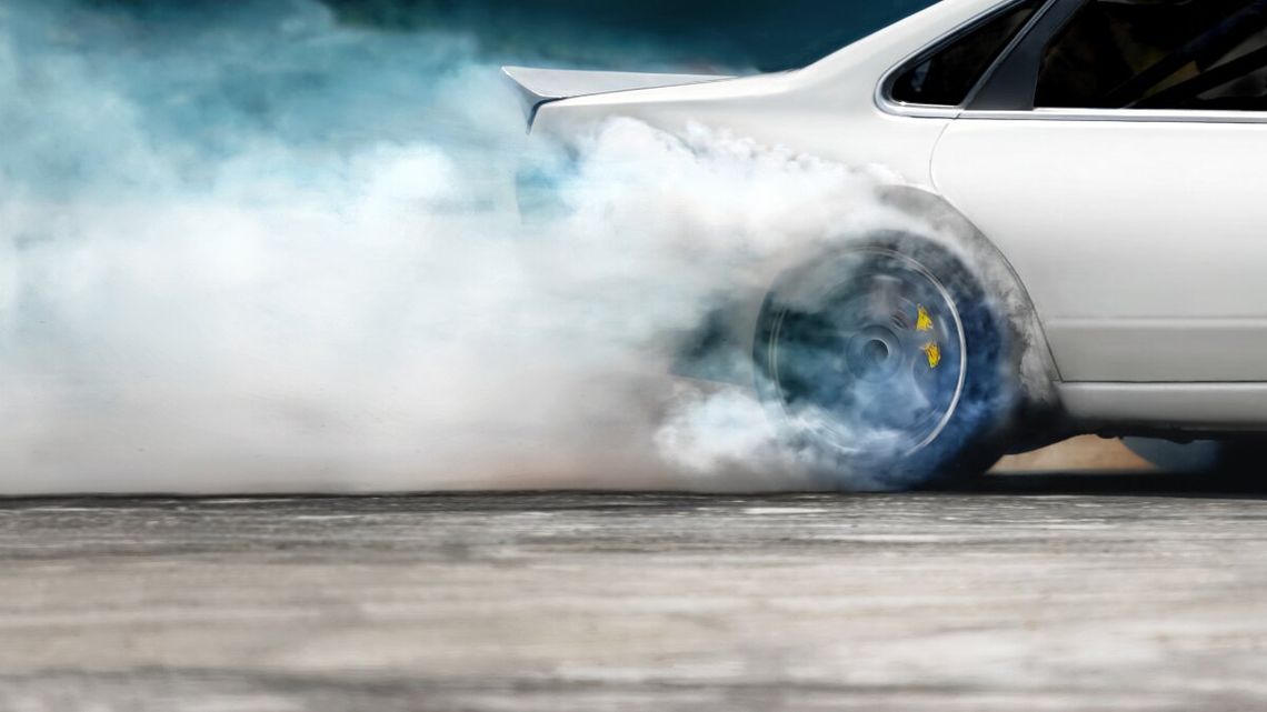 Koniec z driftem na drogach. Od poniedziałku policjant zabierze Ci prawo jazdy bez żadnej dyskusji