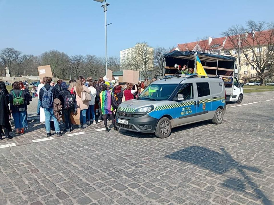 LUDZIE PONAD ZYSKI czyli Młodzieżowy Strajk Klimatyczny w Szczecinie