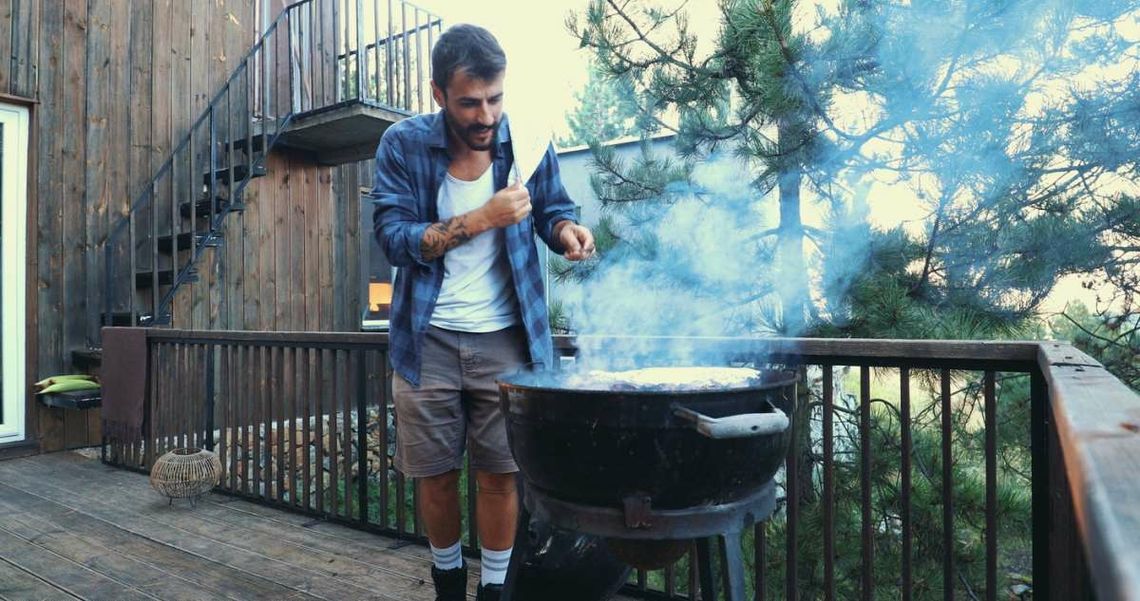 Majówka 2023. Grill na balkonie, ognisko w lesie... Z tego mogą być kłopoty