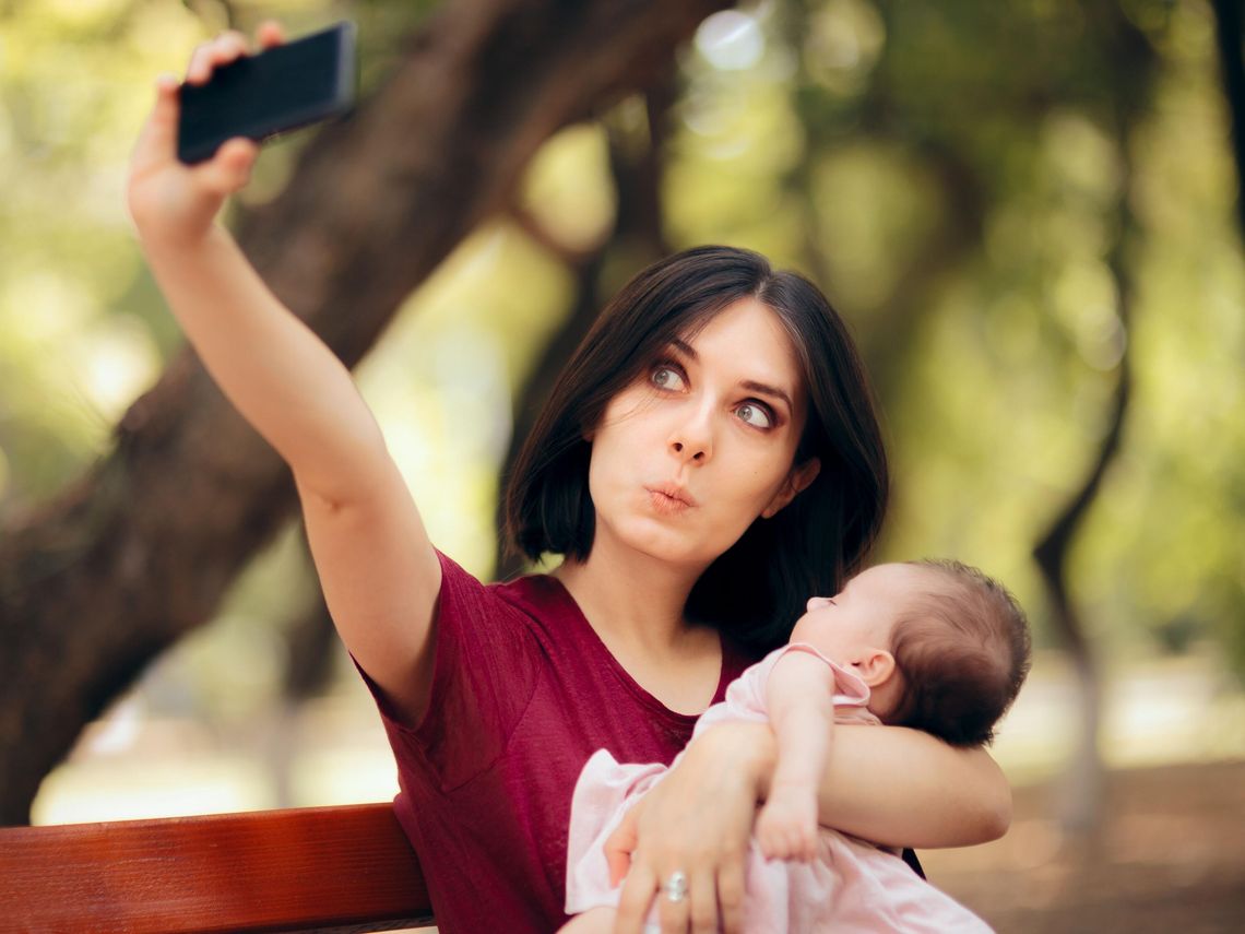 Presja idealnego macierzyństwa. Co zamiast laurki na Instagramie naprawdę chcą dostać matki Presja idealnego macierzyństwa. Co zamiast laurki na Instagramie naprawdę chcą dostać matki