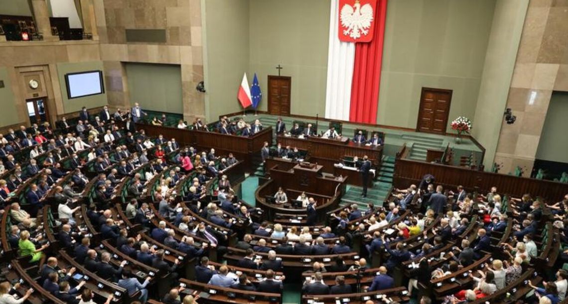 Nowa partia Morawieckiego zmienia układ sił. Tyle mandaty straci PiS w nowym sondażu