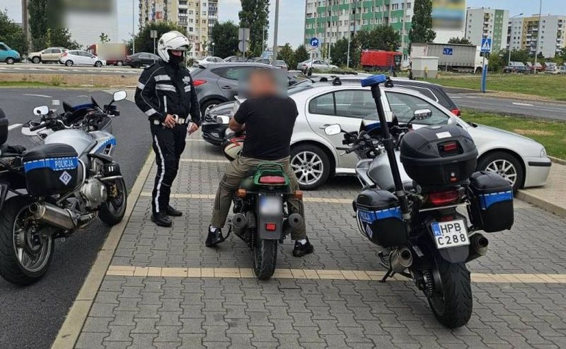 Motocyklista jechał łukami, a do tego zwalniał i przyspieszał. Policjanci rozszyfrowali jego stan