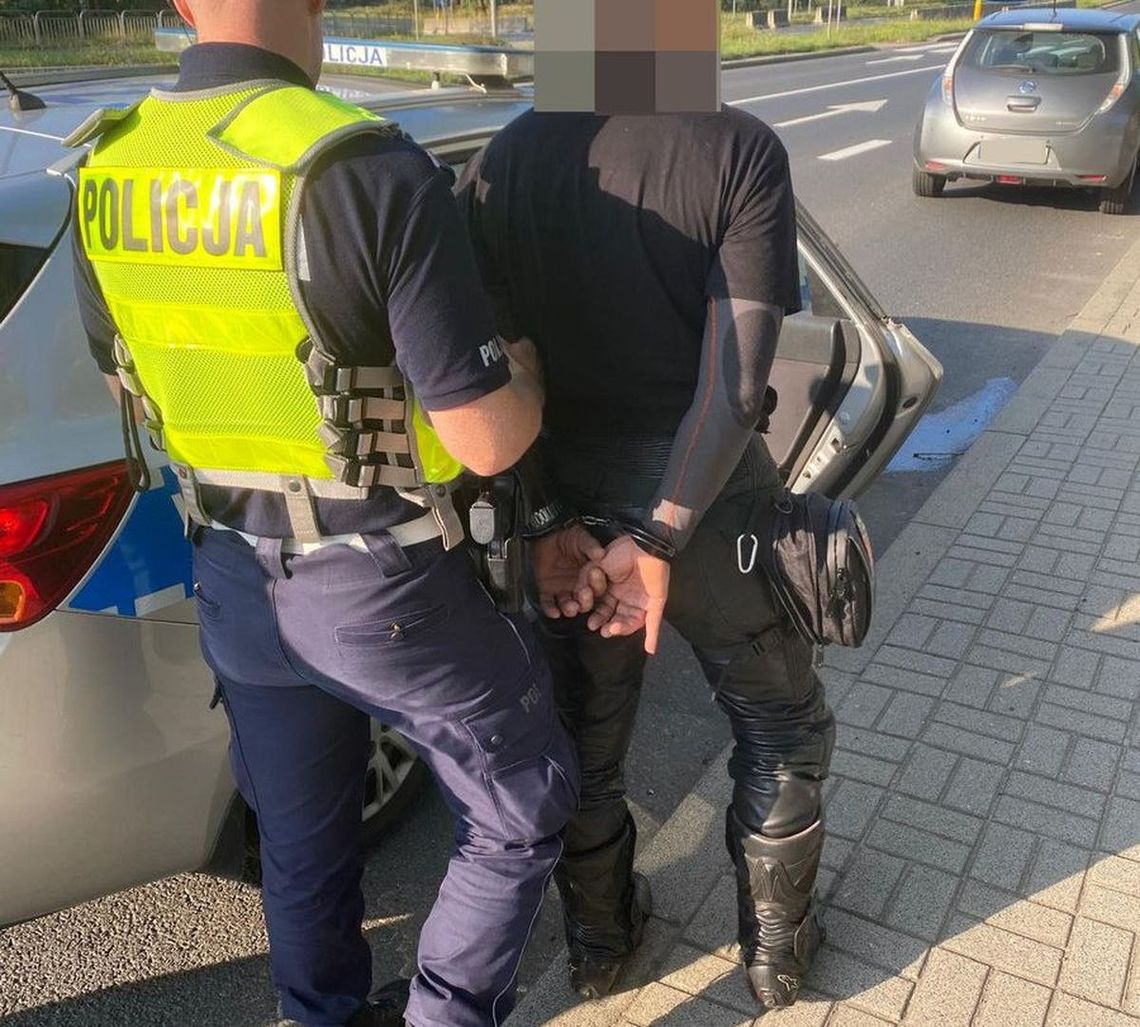 Motocyklistę musieli zatrzymać. Co zrobili jeszcze policjanci po badaniu alkomatem?