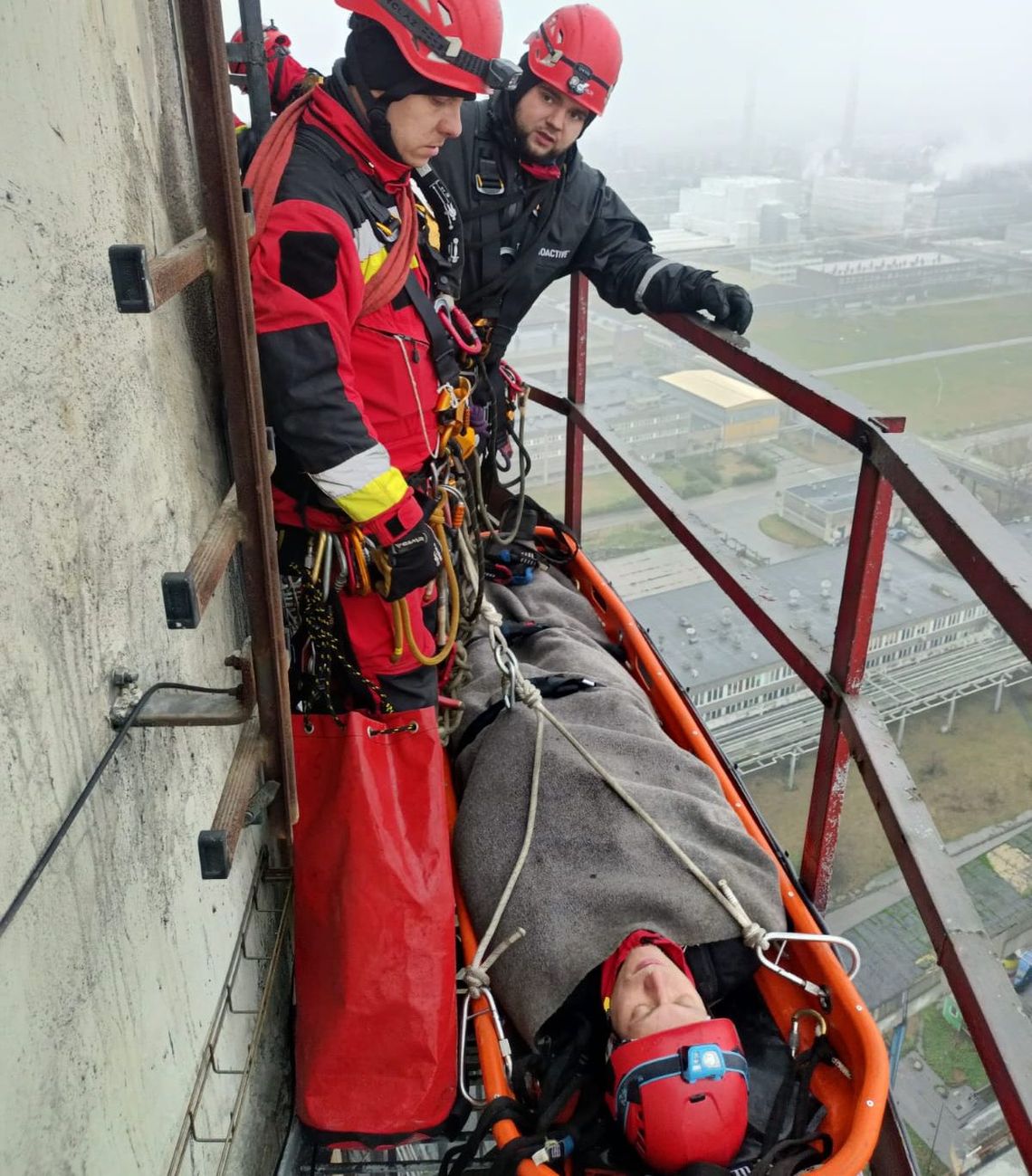 Na krawędzi pod niebem. Trudna operacja ratowników z regionu