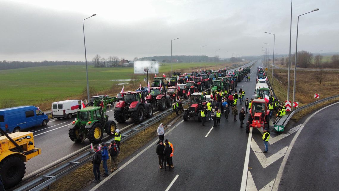 Rolnicy protestują na S3. Będzie tam odprawiona msza św.