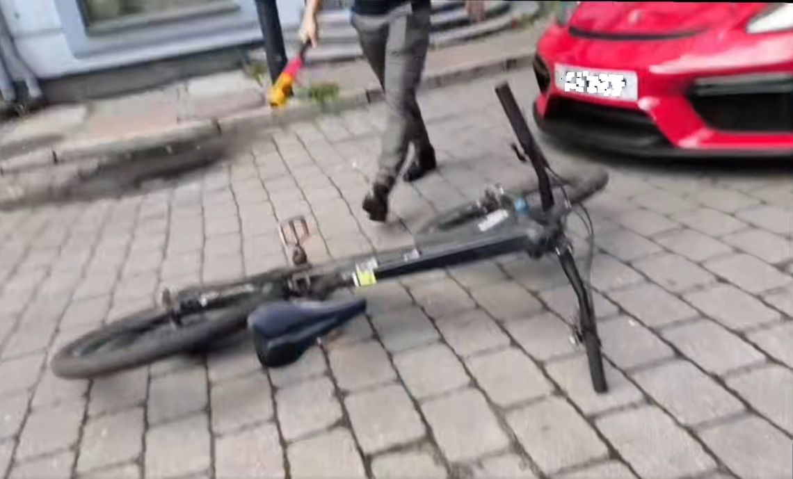 Porsche usiłuje jechać ulicą pod prąd. Na drodze aktywista Porsche usiłuje jechać ulicą pod prąd. Na drodze aktywista