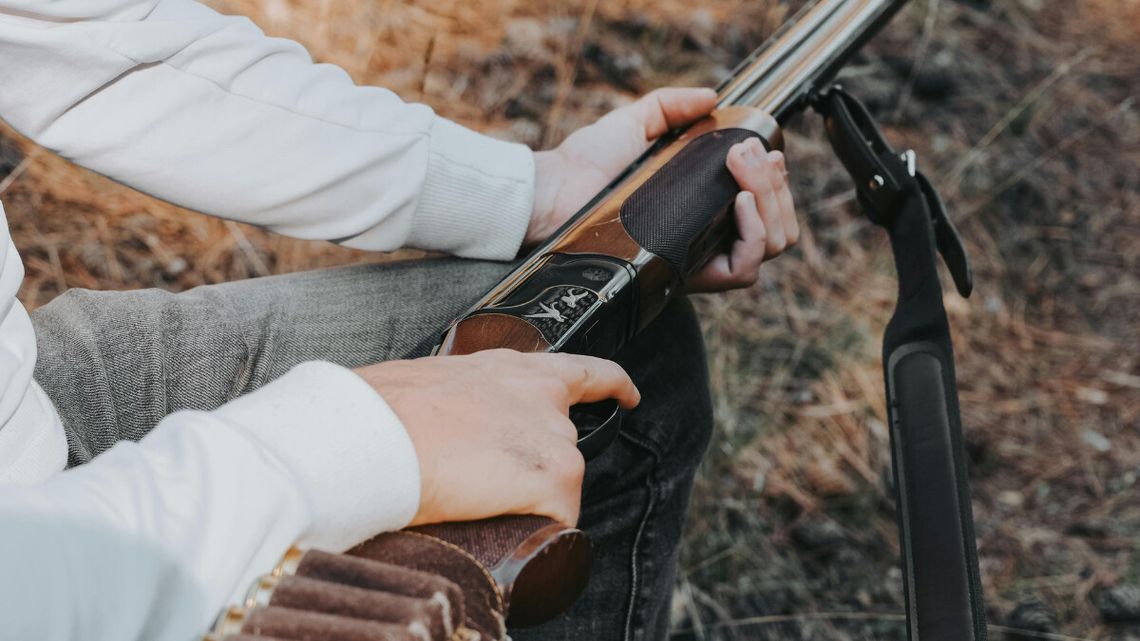 Mroczna seria z udziałem myśliwskiej strzelby. Nawet w rękach mundurowych nie przestała siać grozy