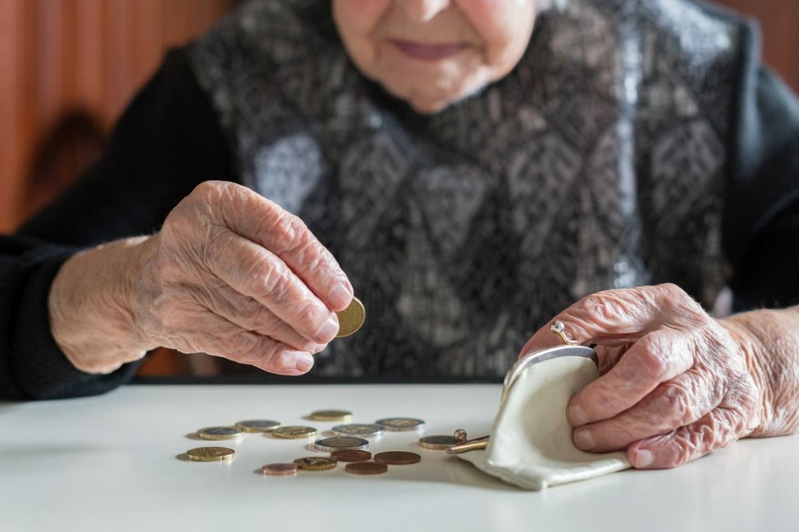 Nie taki radosny dzień babci. Seniorzy muszą walczyć z długami