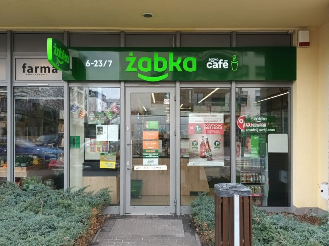 Żabka z fortelem na handel w niedzielę. Sprzedawca zamienia się w pracownika