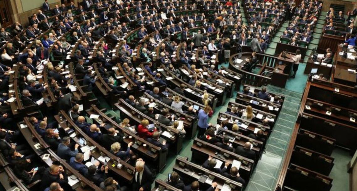 W nowym sondażu KO na prowadzeniu, PiS depcze jej po piętach