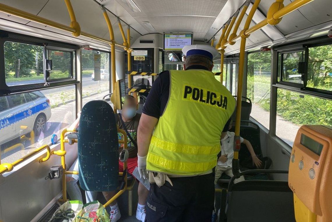 Obcokrajowiec okradł chłopca w autobusie. Poszedł na zakupy posługując się kradzioną kartą Obcokrajowiec okradł chłopca w autobusie. Poszedł na zakupy posługując się kradzioną kartą