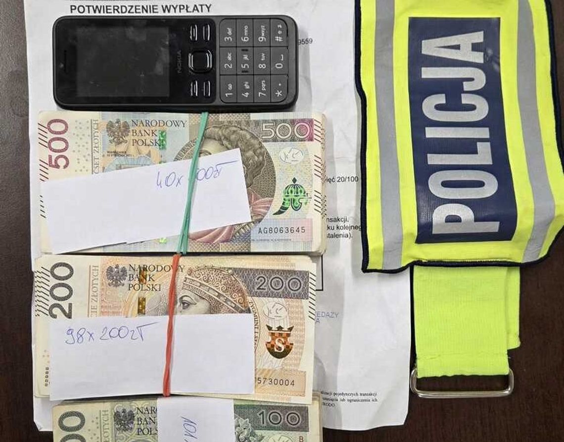 Odbierak ukradł seniorce te 50 tys. zł. Kryminalni ze Szczecina udaremnili oszustwo Odbierak ukradł seniorce te 50 tys. zł. Kryminalni ze Szczecina udaremnili oszustwo