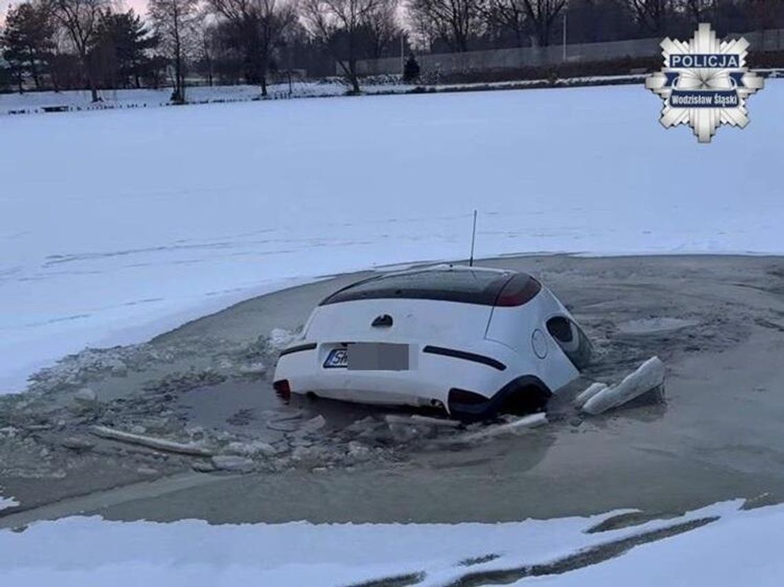 Odwilż sprawia, że lód staje się niebezpieczny. Szczególnie groźnie jest na Jeziorze Głębokim