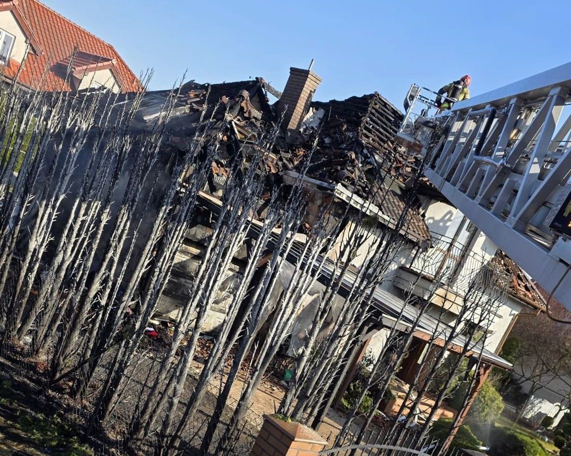 Ogień strawił elewację i dach budynku mieszkalnego. Co z mieszkańcami?