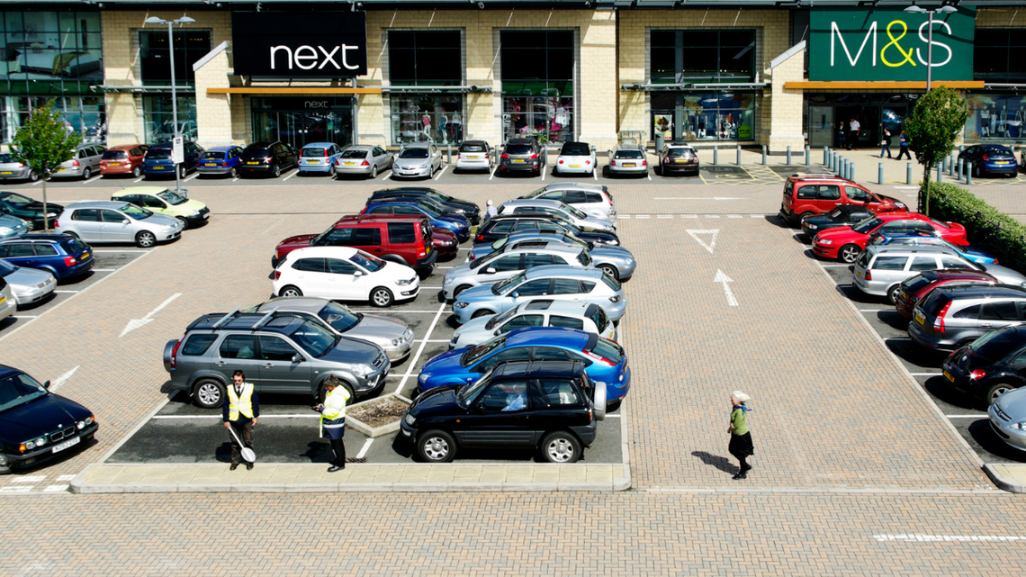 Tak okradją klientów sklepowych parkingów