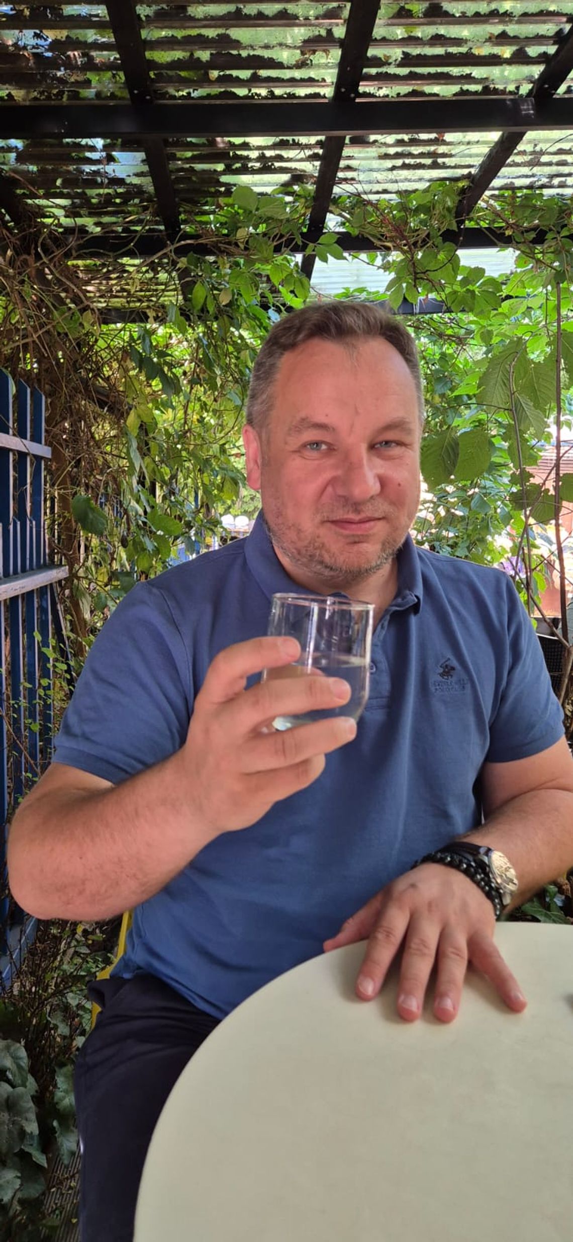 Warto pić wodę z kranu w upały. Powodów jest wiele