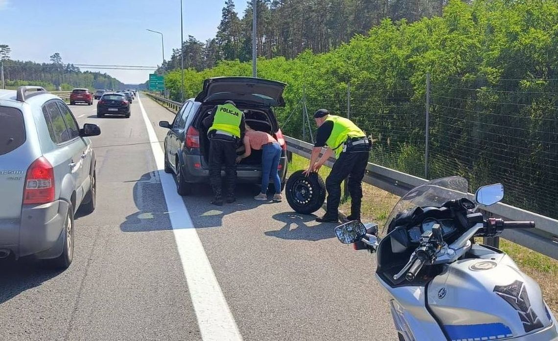 Pękła jej opona na drodze. Stanęła na poboczu