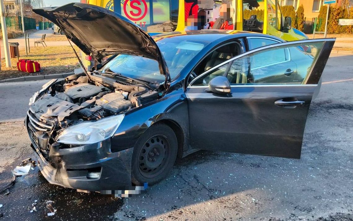 Peugeot wbił się w bok BMW. Cztery osoby w szpitalu po zderzeniu Peugeot wbił się w bok BMW. Cztery osoby w szpitalu po zderzeniu