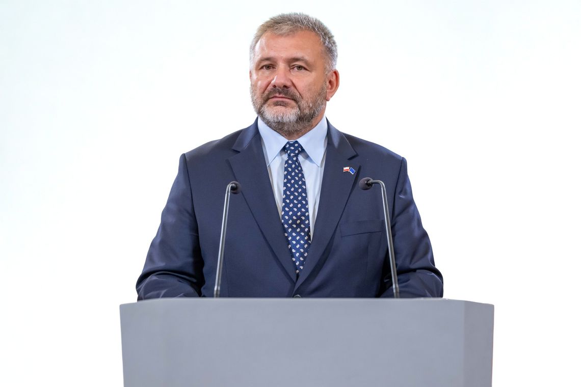 Wojna o Trybunał trwa. Społeczeństwo pęka na pół przez reformy obecnego rządu i ministra Żurka Wojna o Trybunał trwa. Społeczeństwo pęka na pół przez reformy obecnego rządu i ministra Żurka