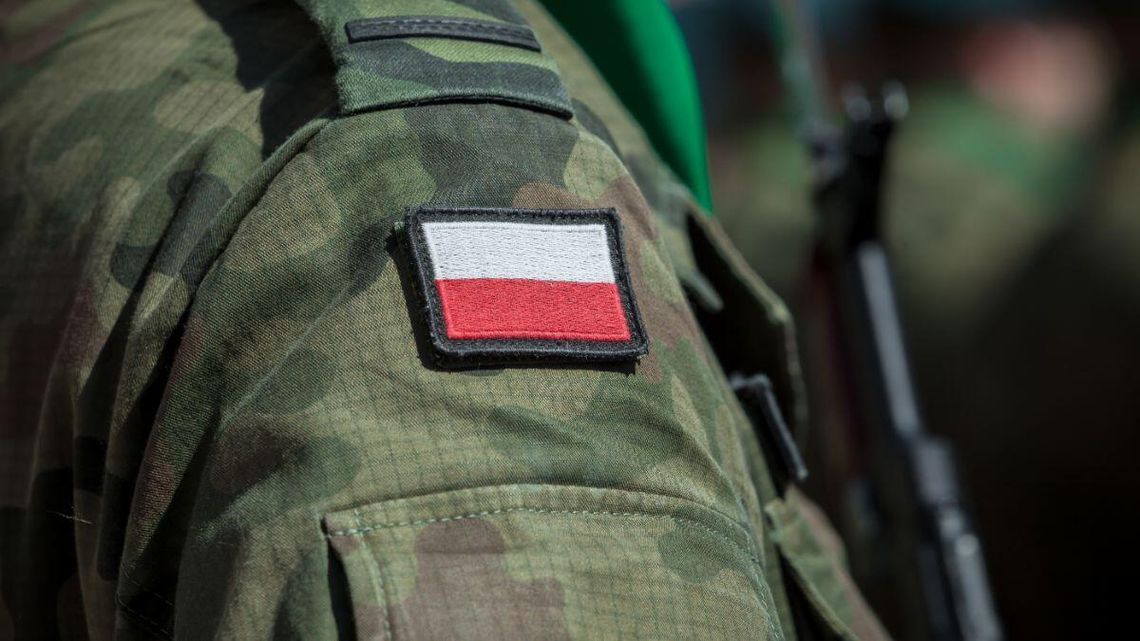 Mężczyźni powinni przejść przeszkolenie wojskowe, ale Polski powinna bronić armia zawodowa. Wnioski z sondażu