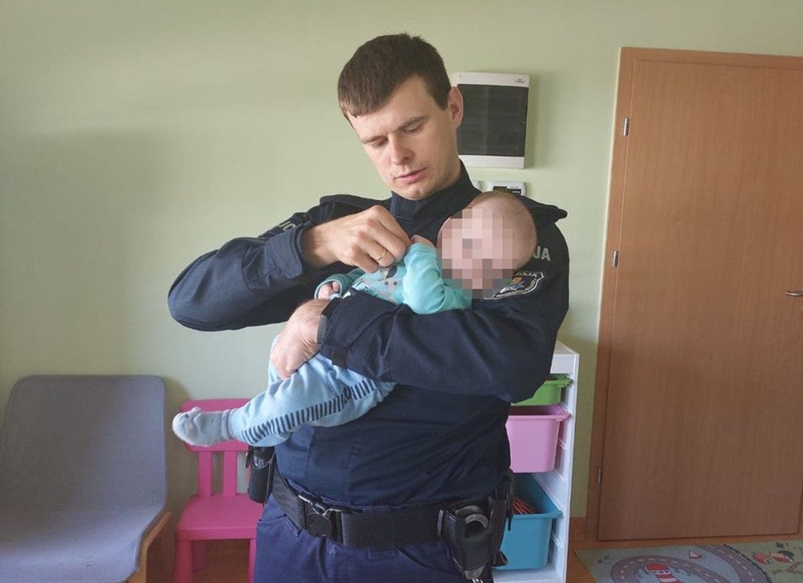 Policjanci zaopiekowali się niemowlęciem. Ich postawa chwyta za serce