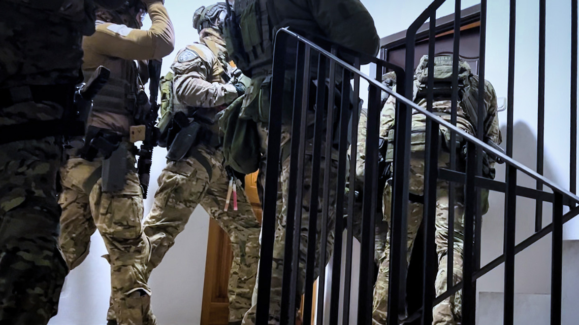 Oszukiwali, by obcokrajowcy mogli zostać w Polsce. Przestępcy zostali rozbici [FILM]