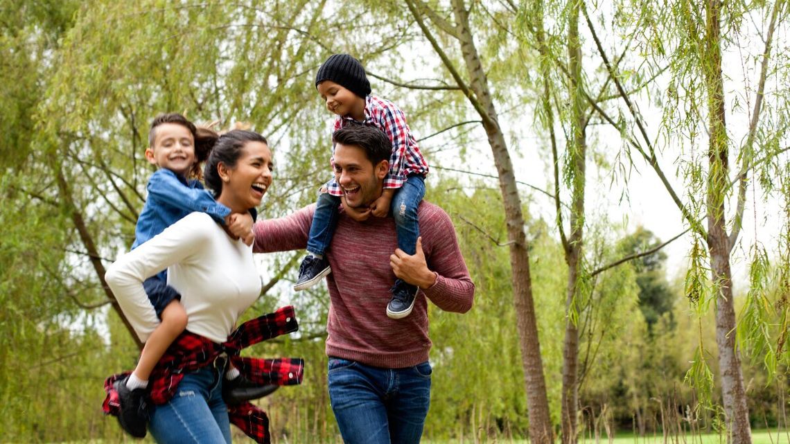 Przewodnik na Wielkanoc 2026: Gdzie zrobić zakupy, jak działa służba zdrowia i jaka będzie pogoda