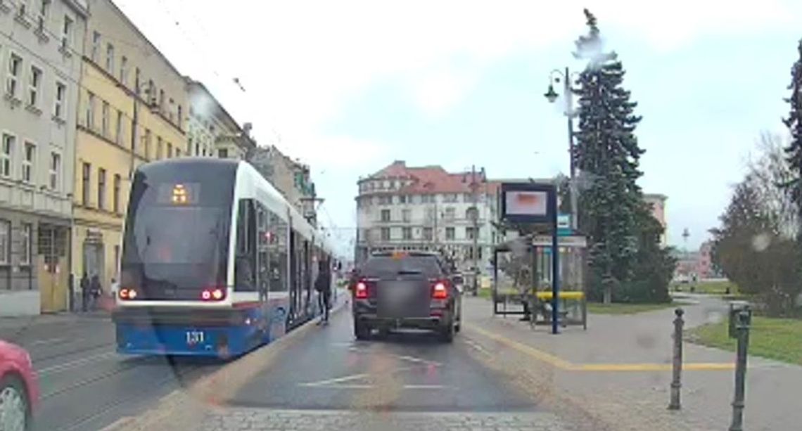 Kierowca przejechał pomiędzy pieszymi [WIDEO]