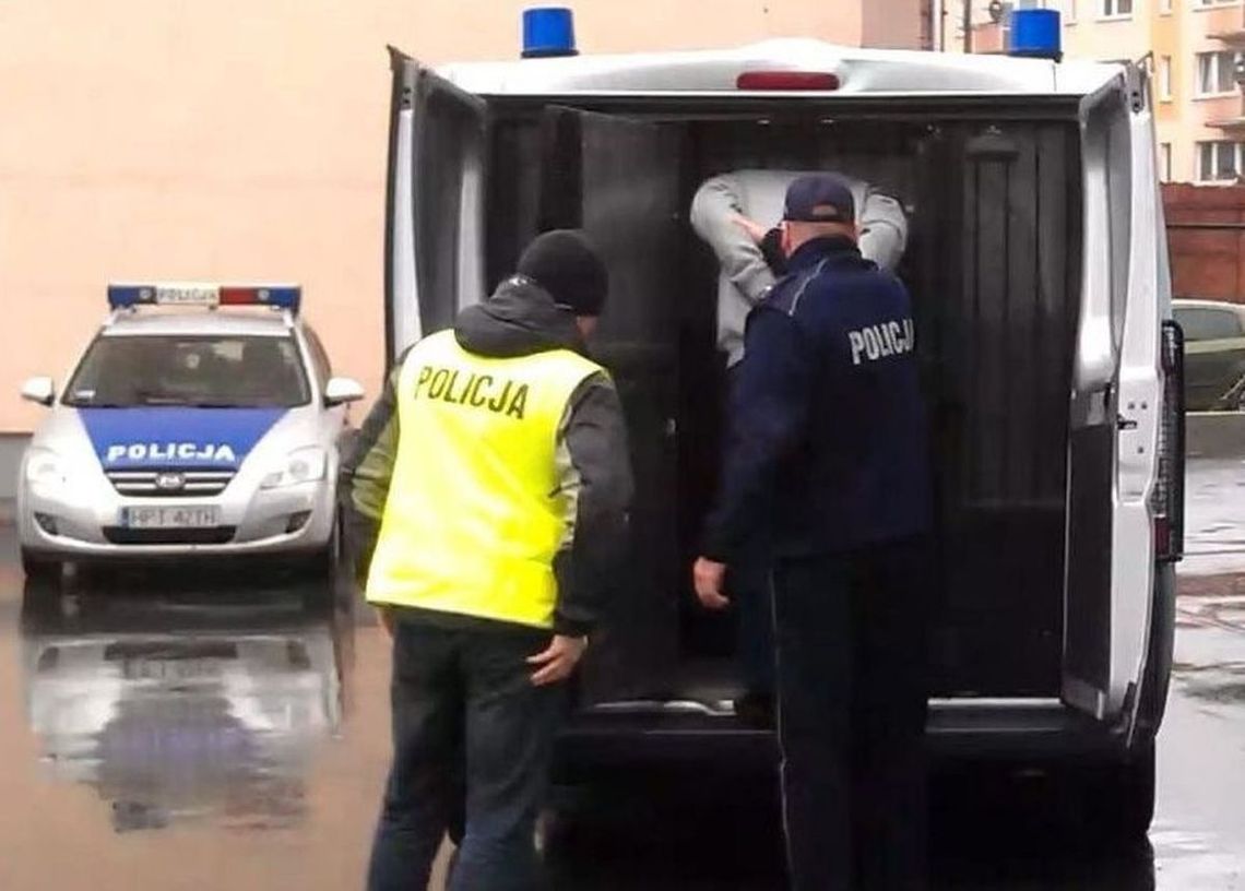 Potrójne uderzenie: kierowca zatrzymany bez prawa jazdy, pod wpływem narkotyków i fałszywymi tablicami!