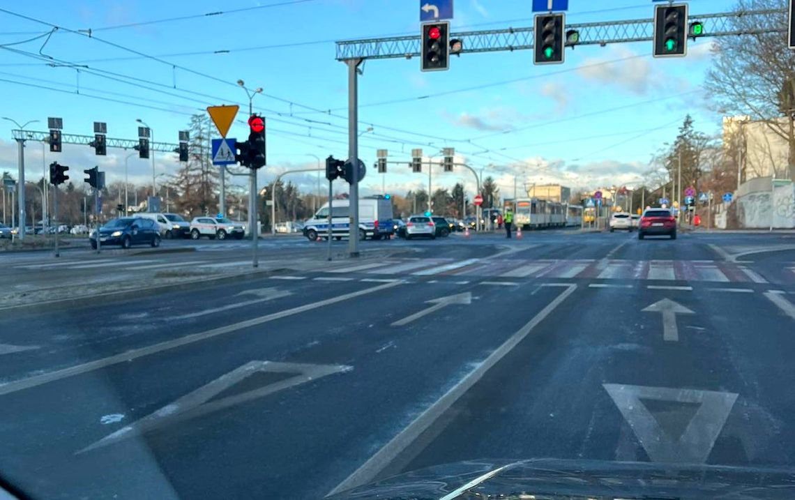 Poważny wypadek na skrzyżowaniu Arkońskiej i Wszystkich Świętych. Trzy osoby w szpitalu, w tym dwoje dzieci