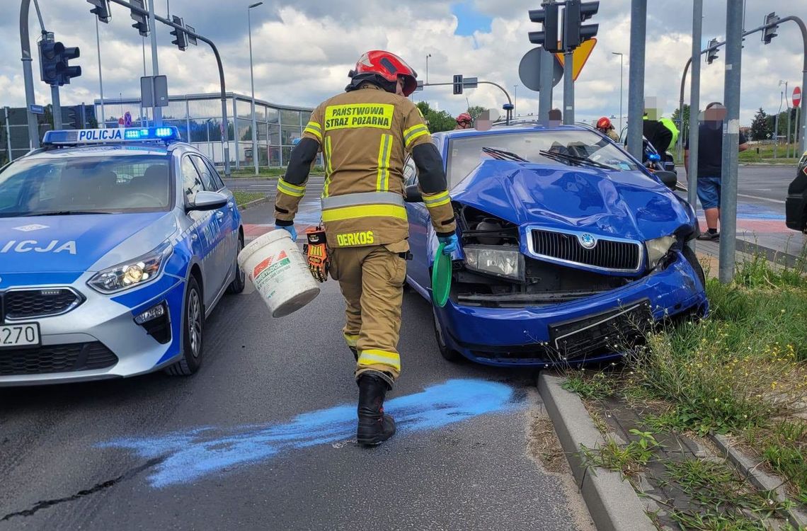 Poważny wypadek na skrzyżowaniu. Rozbita skoda i mercedes bez koła Poważny wypadek na skrzyżowaniu. Rozbita skoda i mercedes bez koła